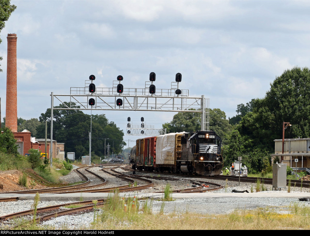 NS 7123 leads train E39 past the signals